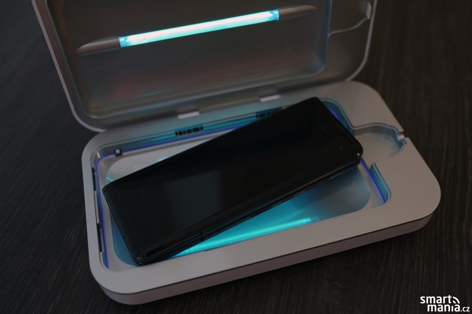 Test UV čističky PhoneSoap jednou možná bude součástí každé domácnosti SMARTmania.cz
