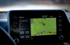 Infotainment nenadchne, ale používat se dá. Navigace není špatná, ale aplikace pro chytré telefony hrají jinou ligu.