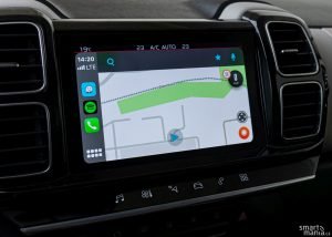 Nechybí Apple CarPlay a Android Auto.