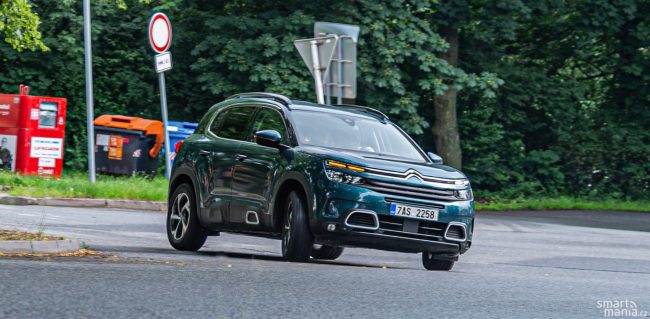 Při extrémní situaci, jako je třeba prudká změna směru, se tlumič přitvrdí. Auto se sice nakloní, ale tlumič stále plní svoji funkci a nedojde k odskočení kola.