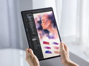 007 GalaxyTabS7plus lifestyle image