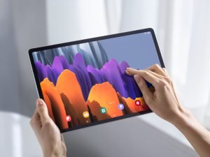 008 GalaxyTabS7plus lifestyle image