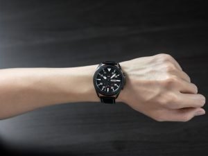 04 galaxywatch3 lifestyle image