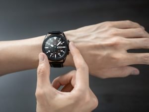 05 galaxywatch3 lifestyle image
