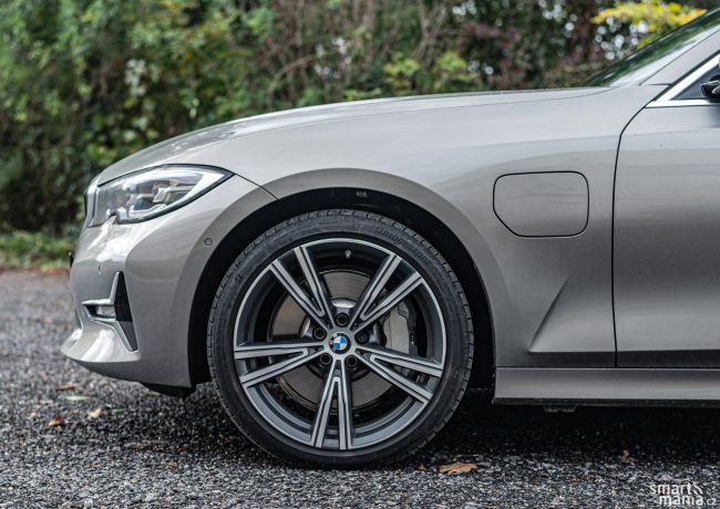 Krytka dobíjecí zásuvky v levém předním blatníku je jasným rozpoznávacím znamením plug-in hybridního BMW. Krytka dobíjecí zásuvky v levém předním blatníku je jasným rozpoznávacím znamením plug-in hybridního BMW.