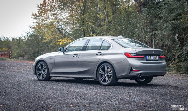 330e se prodává i s pohonem všech kol xDrive. Naše verze má ale poháněna jen zadní kola. 330e se prodává i s pohonem všech kol xDrive. Naše verze má ale poháněna jen zadní kola.