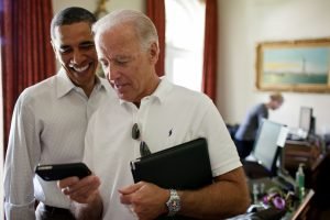 Joe Biden držící iPhone