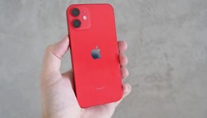 iPhone 12 mini v červené barvě