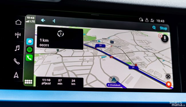 Apple CarPlay funguje bez chybičky, ale jen po kabelu.