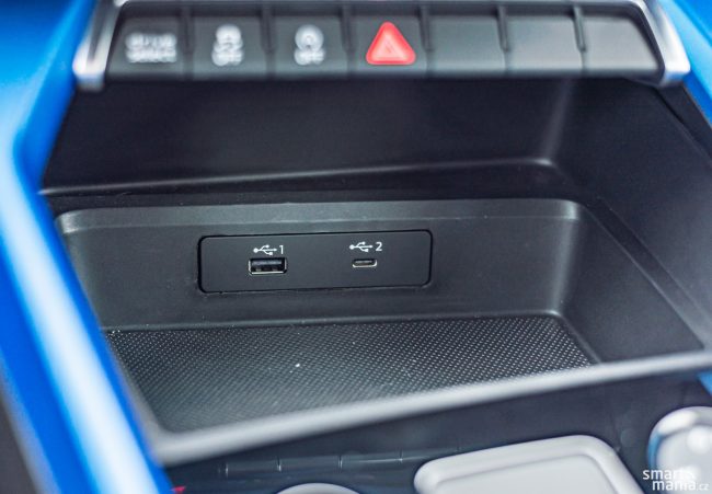 Všimněte si dvou USB portů. Jeden je klasický, druhý je typu USB-C. Takže nemusíte řešit žádné redukce. Všimněte si dvou USB portů. Jeden je klasický, druhý je typu USB-C. Takže nemusíte řešit žádné redukce.
