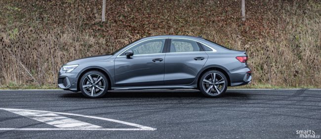 Provedení limuzína znamená klasickou stavbu karoserie. Tedy i pořádný kufr vzadu. Verze limuzína je o 15 cm delší než hatchback. Provedení limuzína znamená klasickou stavbu karoserie. Tedy i pořádný kufr vzadu. Verze limuzína je o 15 cm delší než hatchback.
