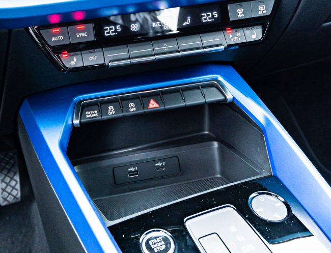 Tlačítkem Drive Select můžete ještě výrazně ovlivňovat charakteristiku auta. Všimněte si dvou USB portů. Jeden je klasický, druhý je typu USB-C. Takže nemusíte řešit žádné redukce. Tlačítkem "drive select" můžete ještě výrazně ovlivňovat charakteristiku auta.