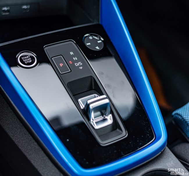 Volič automatu se u nových vozů koncernu Volkswagen proměnil v maličký přepínač. Dvouspojková převodovka si se silným naftovým motorem skvěle rozumí. Volič automatu se u nových vozů koncernu Volkswagen proměnil v maličký přepínač. Dvouspojková převodovka si se silným naftovým motorem skvěle rozumí.