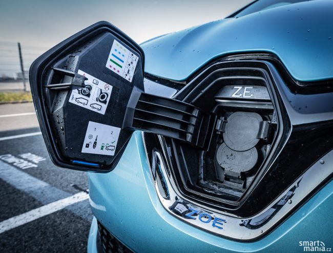 Nabíjecí zásuvka se nachází přímo pod logem Renault. Nabíjecí zásuvka se nachází přímo pod logem Renault.