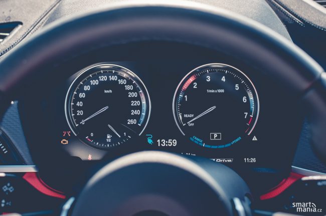 Rychloměr cejchovaný do 260 km/h je zbytečně optimistický. Maximálka nepřekročí 200 km/h.