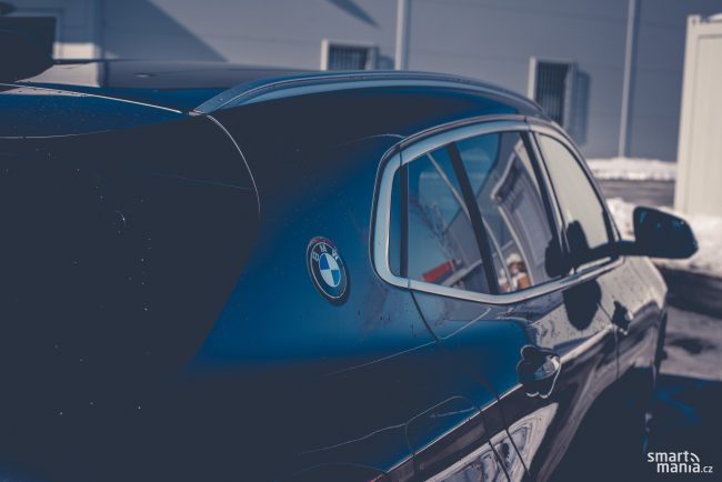 Karoserie je parádně tuhá, auto se nekroutí. Jistě za to může i široký C sloupek. V něm najdete logo BMW. Karoserie je parádně tuhá, auto se nekroutí. Jistě za to může i široký C sloupek. V něm najdete logo BMW.
