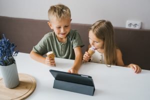 deti youtube tablet child sledovani pexels