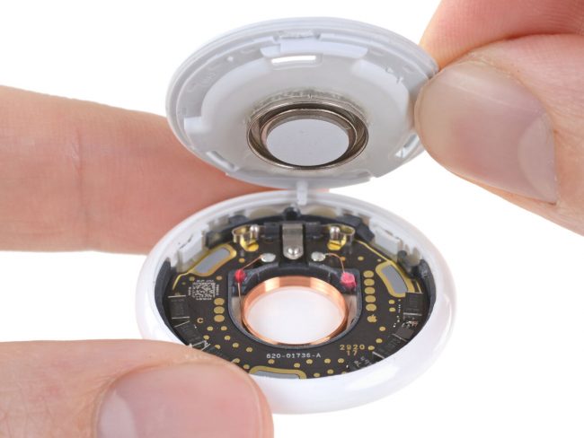 Rozebraný AirTag webem iFixit Rozebraný AirTag webem iFixit