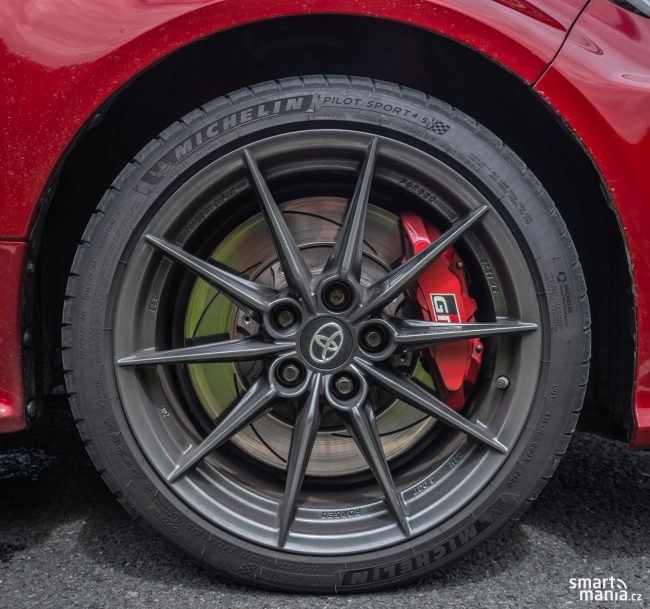 Skvělé jízdní vlastnosti zajišťují i pneumatiky Michelin Pilot Sport 4. Jsou k silnici doslova přilepené. Mrkejte na ty obří brzdy. Jsou k neutahání. Skvělé jízdní vlastnosti zajišťují i pneumatiky Michelin Pilot Sport 4. Jsou k silnici doslova přilepené. Mrkejte na ty obří brzdy. Jsou k neutahání.
