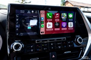 Displej lze rozdělit - v pravé části je Apple CarPlay, vlevo pak položky infotainmentu. Displej lze rozdělit - v pravé části je Apple CarPlay, vlevo pak položky infotainmentu.