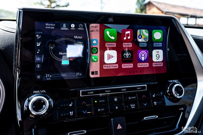 Displej lze rozdělit - v pravé části je Apple CarPlay, vlevo pak položky infotainmentu.