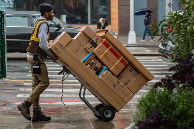 delivery courier package balik kuryr doruceni unsplash 3