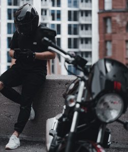 motorka telefon iphone motobike unsplash
