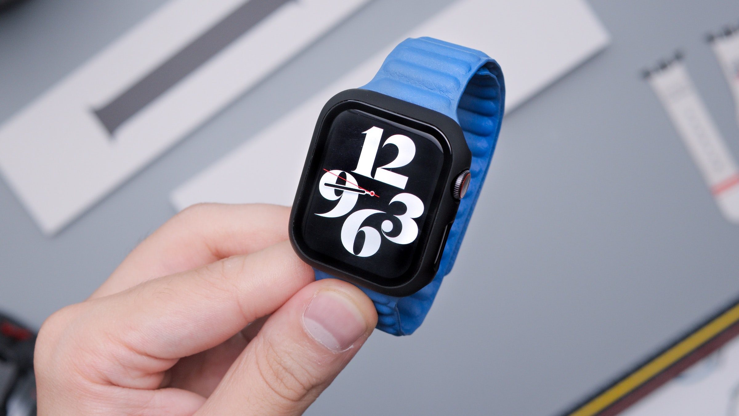 Ilustrační obrázek chytrých hodinek Apple Watch s modrým řemínkem