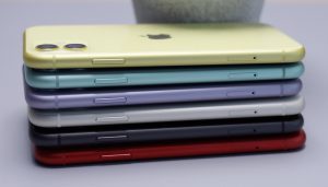 Několik chytrých telefonů značky Apple iPhone v různých barvách na ilustračním snímku