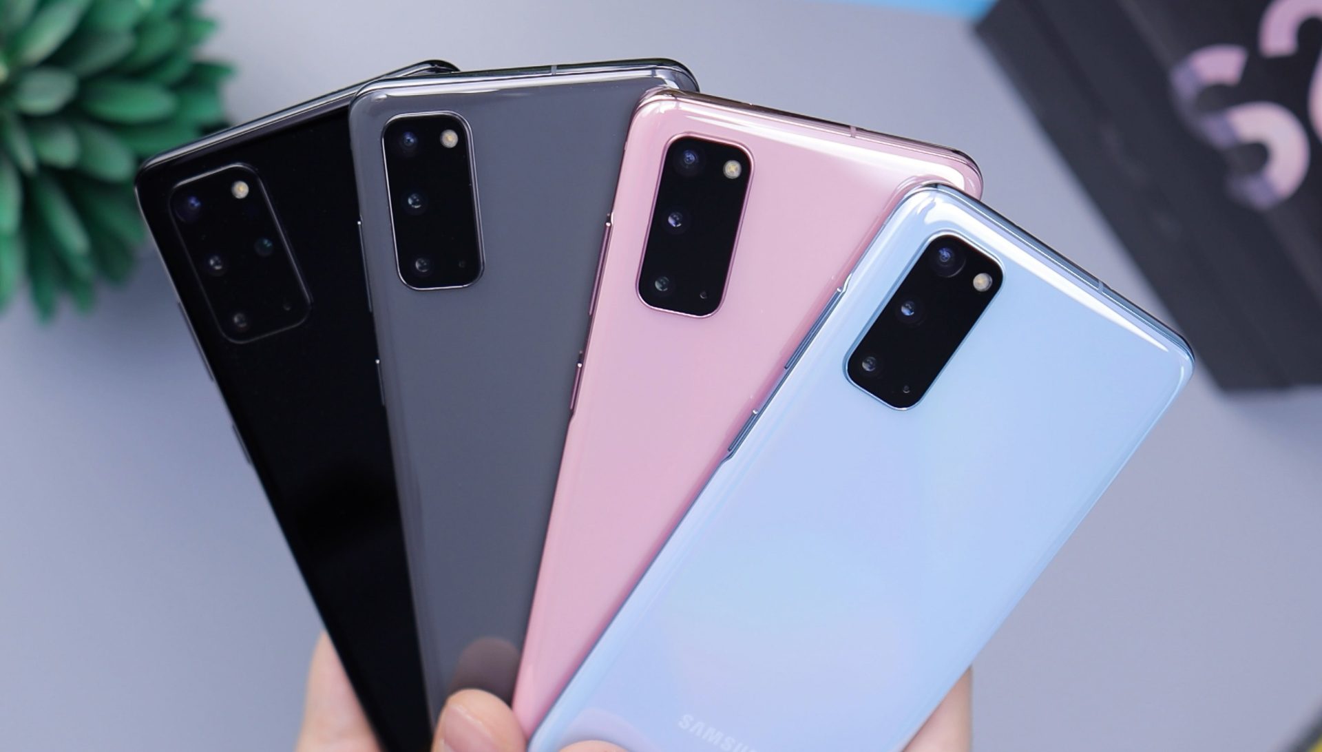 Chytré telefony od Samsungu v různých barevných provedeních na ilustračním snímku