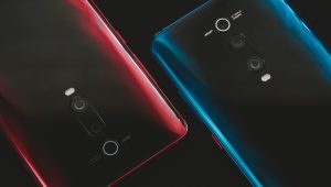 Dvojice chytrých telefonů v červené a modré barvě na ilustračním snímku