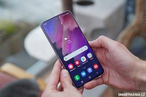 Smartphone Samsung Galaxy S21 FE ve fialové barvě