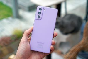 Smartphone Samsung Galaxy S21 FE ve fialové barvě