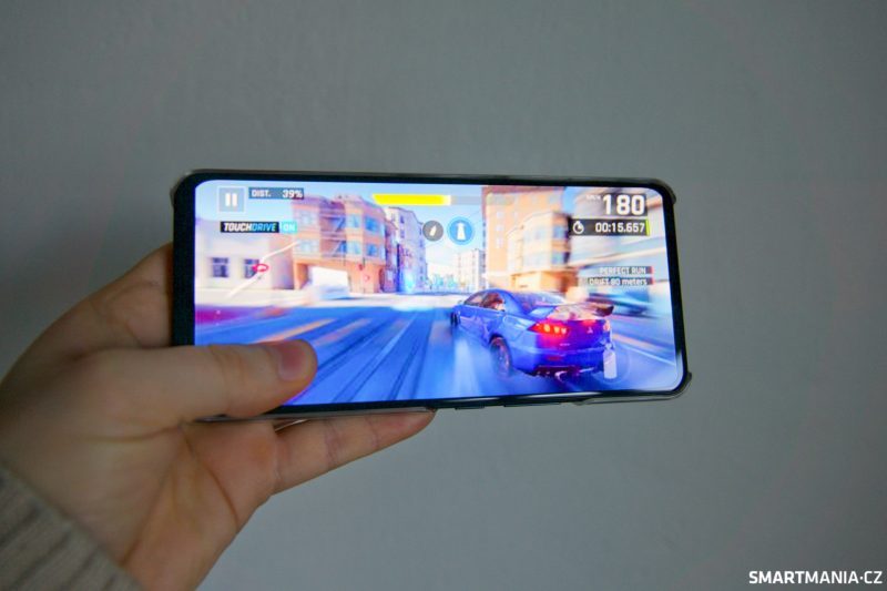 ZTE Axon 30 s displejem bez otvoru ZTE Axon 30 při hraní na displeji bez otvoru pro přední kameru
