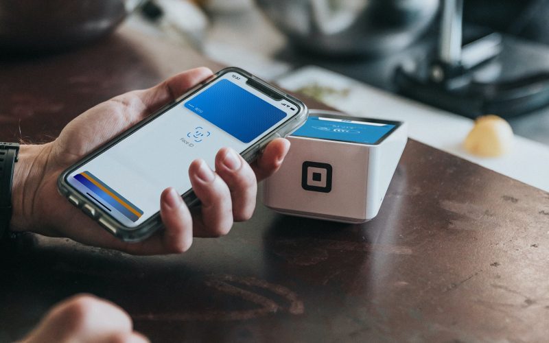 Bezkontaktní platba smartphonem u platebního terminálu