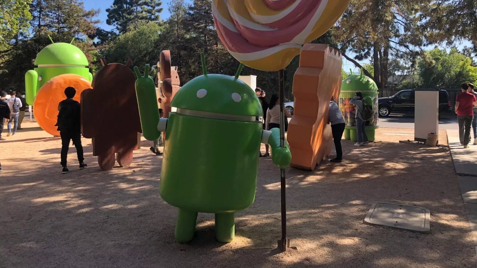 Android lollipop statue Google H