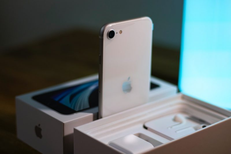 iPhone SE v bílé barvě