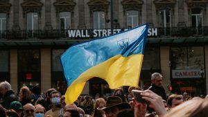 Ukrajinská vlajka v davu lidí