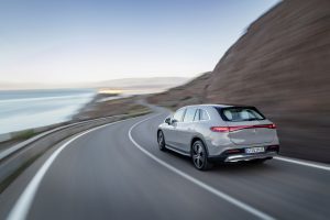 Mercedes benz eqs suv 7