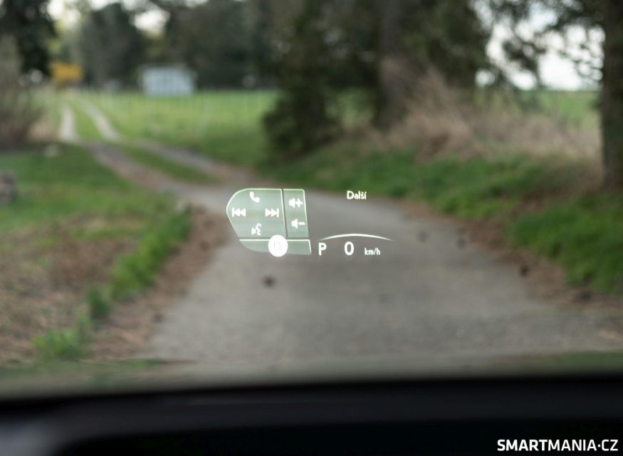 Úplně nový způsob ovládání: pomocí plošek na volantu ovládáte některé systémy auta. Ale informace se nezobrazují na displeji, nýbrž na head-up displeji na předním skle.