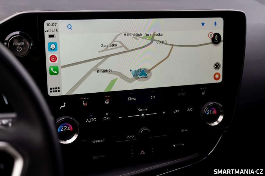 Apple CarPlay najdete dnes v autech běžně. Ve bezdrátové verzi už méně často
