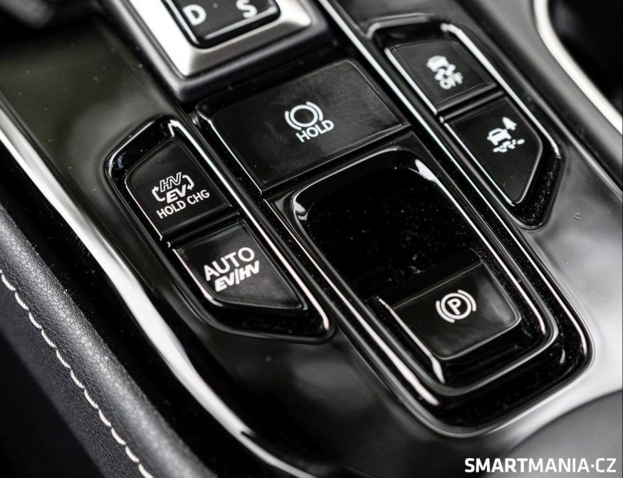 Tlačítky je možné vynutit jízdu jen na elektřinu, aktivovat hybridní režim nebo nechat motor, aby dobil baterii