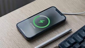 Apple iPhone na nabíječce