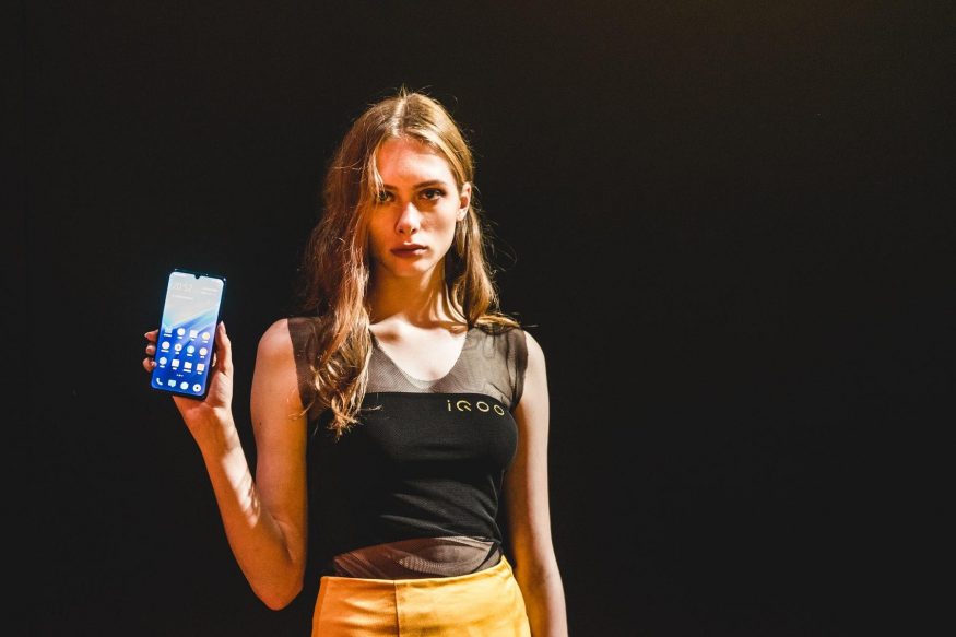 žena držící chytrý telefon