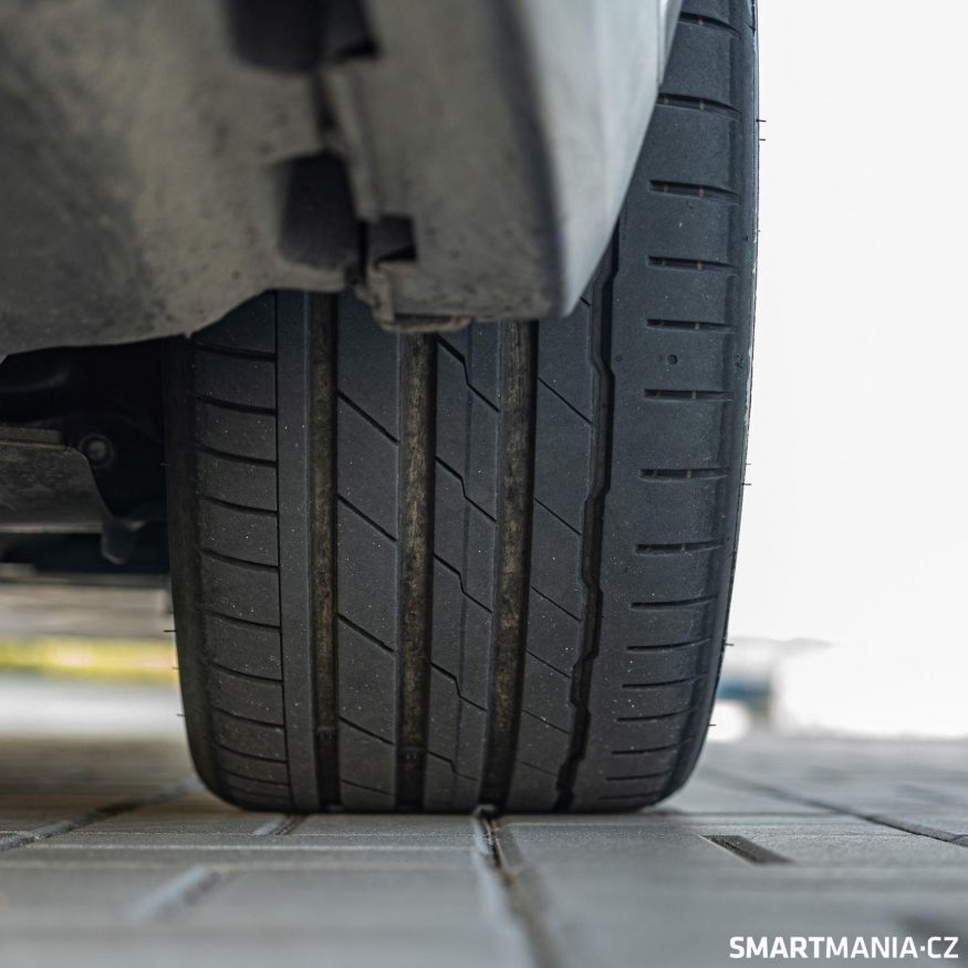 Široké zadní pneumatiky umí výkon přenést bez zaváhání.