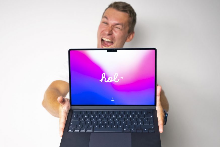 Počítač MacBook Air s procesorem M2 v rukou šéfredaktora SMARTmanie Jirky Hrmy