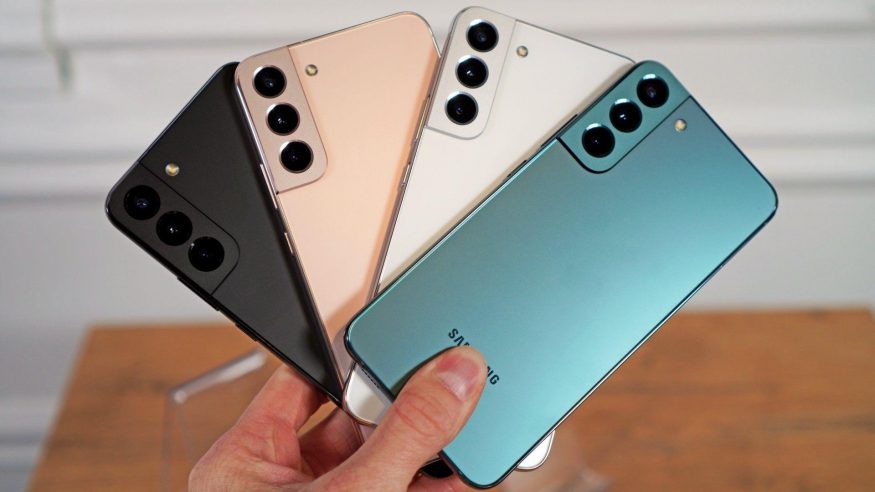 Chytrý telefon Samsung Galaxy S22 v několika barevných kombinacích
