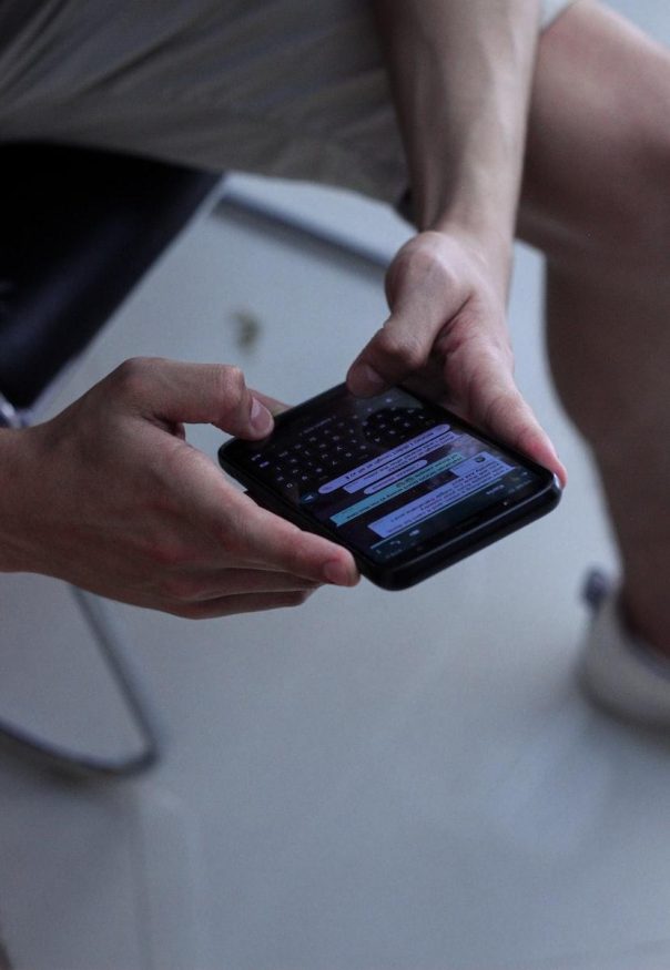 messenger unsplash člověk píšící zprávu na chytrém telefonu