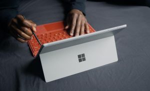 Počítač Microsoft Surface Go 3 s červenou klávesnicí