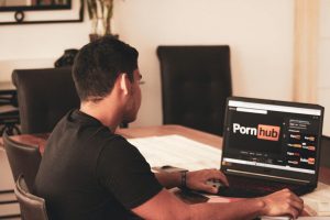 muž sledující webovou stránku pornhub